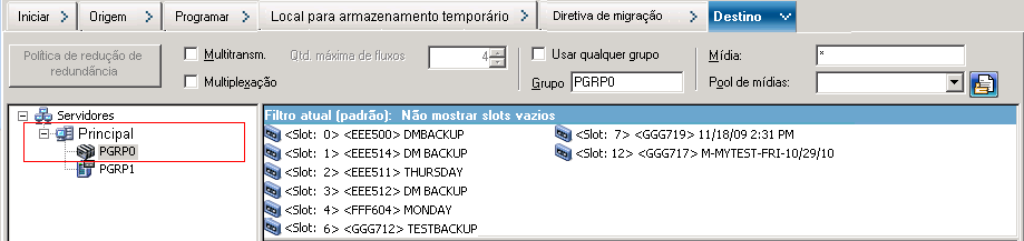 Guia Destino do Gerenciador de backup. A mídia selecionada está associada ao dispositivo conectado ao servidor principal.